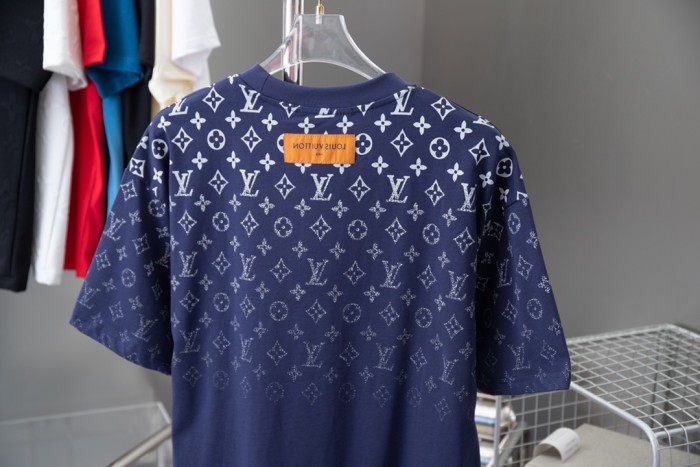 累積売上総額第１位！ ルイヴィトン コピー 老花グラデーション半袖Tシャツ