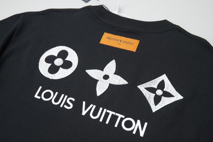 ★超人気  ルイヴィトン 偽物通販   25 SSブラシ刺繍LVアルファベット半袖