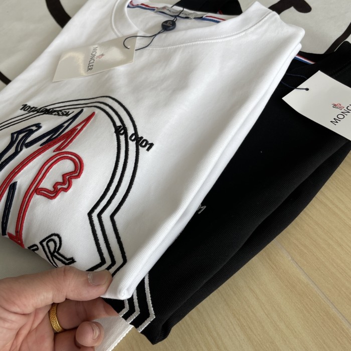 ★超人気 モンクレール n級品 二色赤青白黒混色立体大ロゴ刺繍ロゴカップル半袖Tシャツ