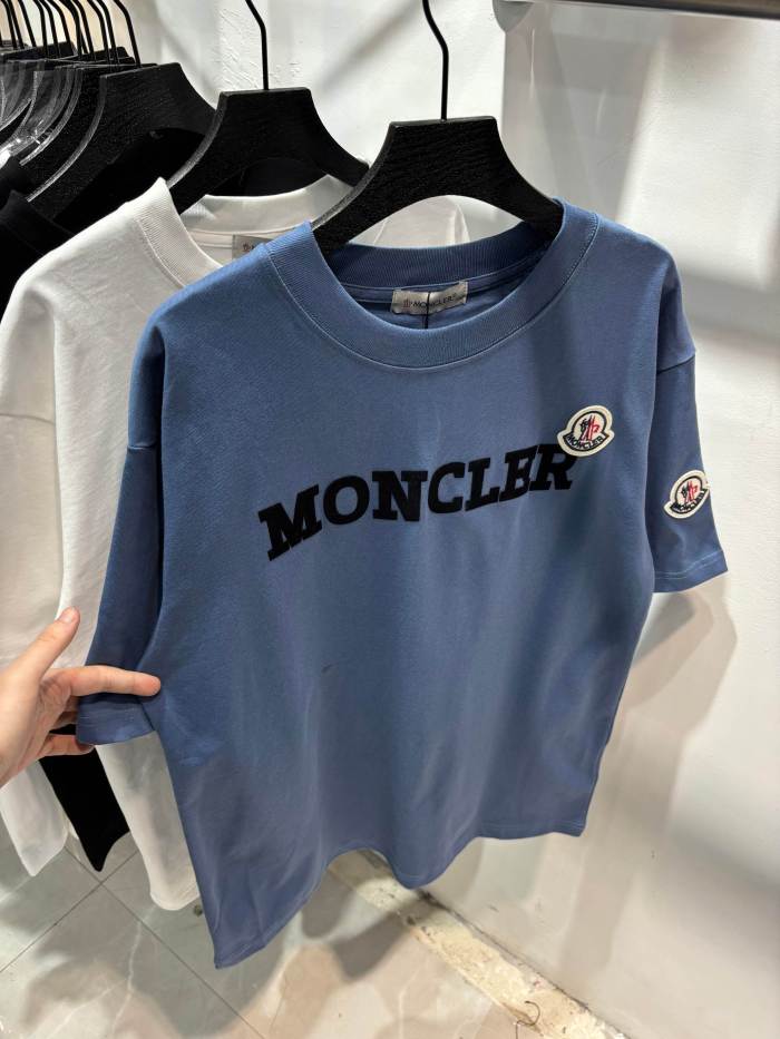 追跡付 モンクレール スーパーコピー 植毛アルファベットロゴ刺繍胸元クラシックロゴ半袖Tシャツ2色