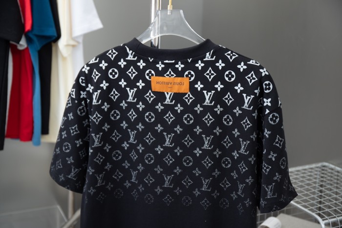 新作 ルイヴィトン コピーおすすめ 老花グラデーション半袖Tシャツ