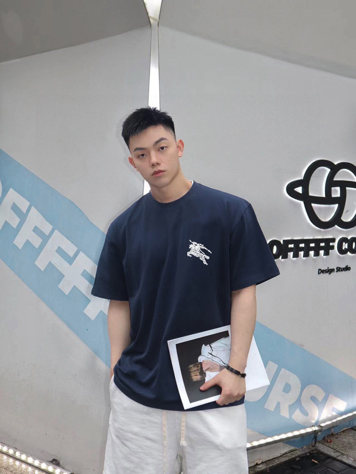 高品質 バーバリー 偽物通販 の胸に軍馬刺繍ラウンドネック半袖Tシャツ