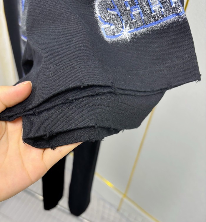 大人気 バレンシアガ コピー の アルファベットストレートスプレープリント水洗いして旧丸首Tシャツ