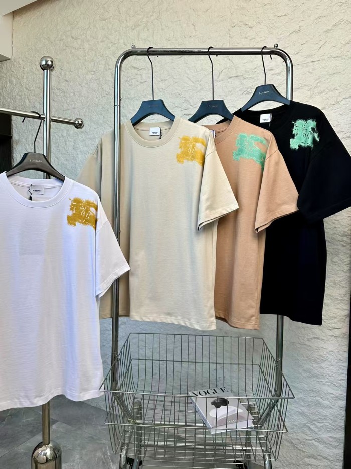 大人気 バーバリー スーパーコピー の 夏のラウンドネック半袖Tシャツ4色