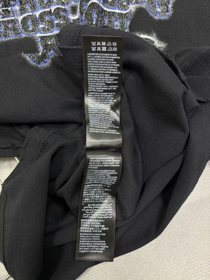 大人気 バレンシアガ コピー の アルファベットストレートスプレープリント水洗いして旧丸首Tシャツ