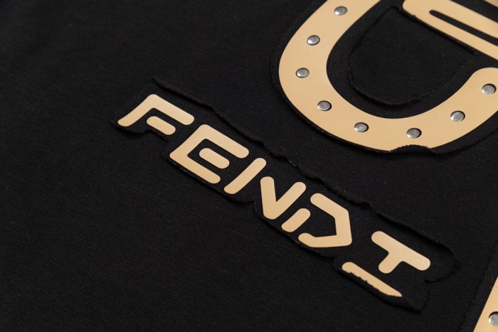 稀少 フェンディ 激安通販  のロゴラウンドネック半袖Tシャツ