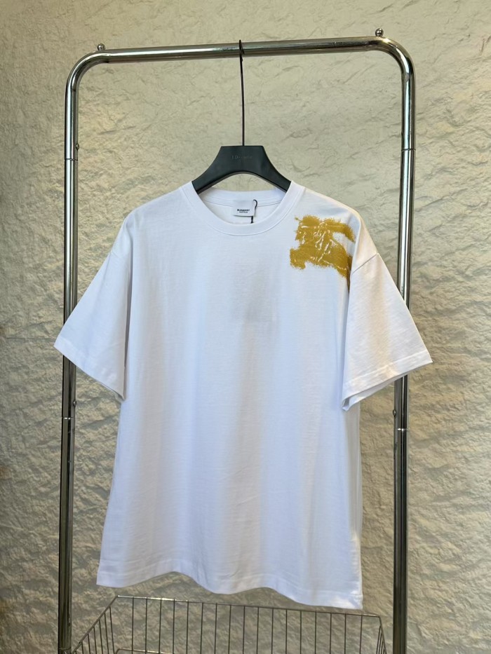大人気 バーバリー スーパーコピー の 夏のラウンドネック半袖Tシャツ4色