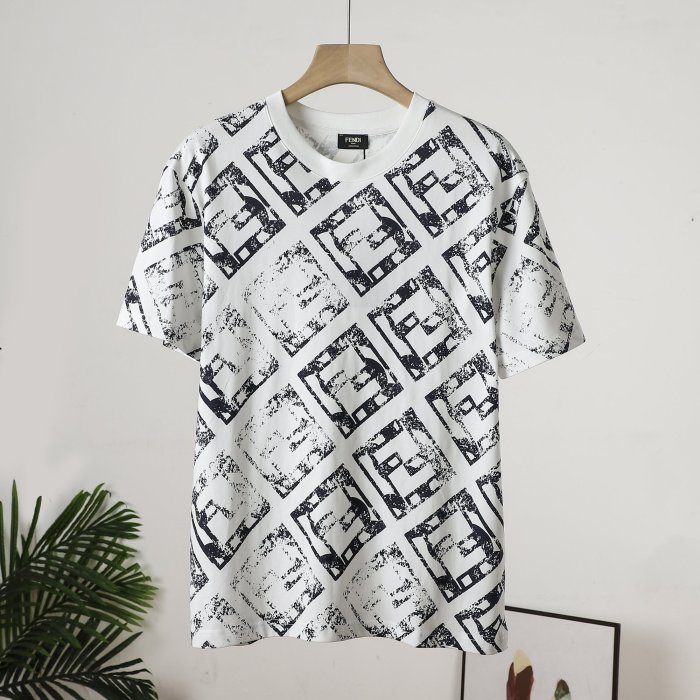 入手困難 フェンディ スーパーコピー の満印半袖Tシャツ2色