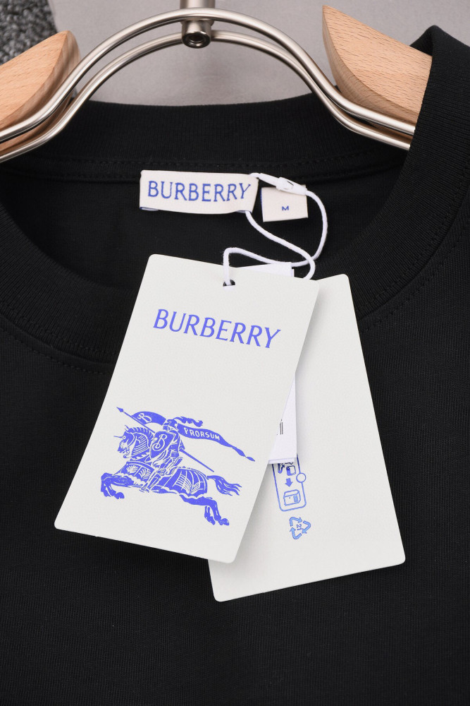 日本未入荷 バーバリー 激安偽物 の胸に軍馬クロスステッチ刺繍工芸丸首半袖Tシャツ