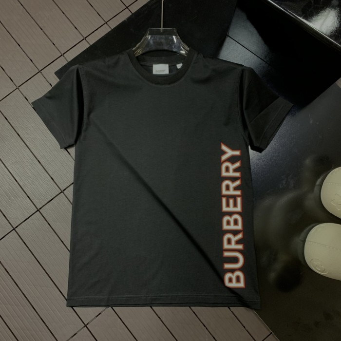 入手困難 バーバリー 激安偽物 のアルファベットロゴプリントゆったり半袖袖Tシャツ