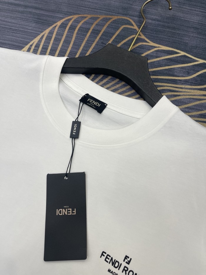 大人気 フェンディ コピーおすすめ のアルファベットロゴラウンドネック半袖Tシャツ2色