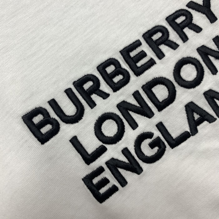 使い勝手良し バーバリー コピー の刺繍ロゴ超大型半袖レギュラーTシャツ