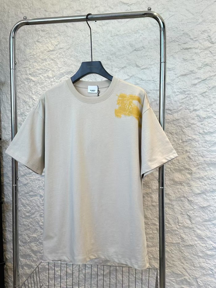 大人気 バーバリー スーパーコピー の 夏のラウンドネック半袖Tシャツ4色