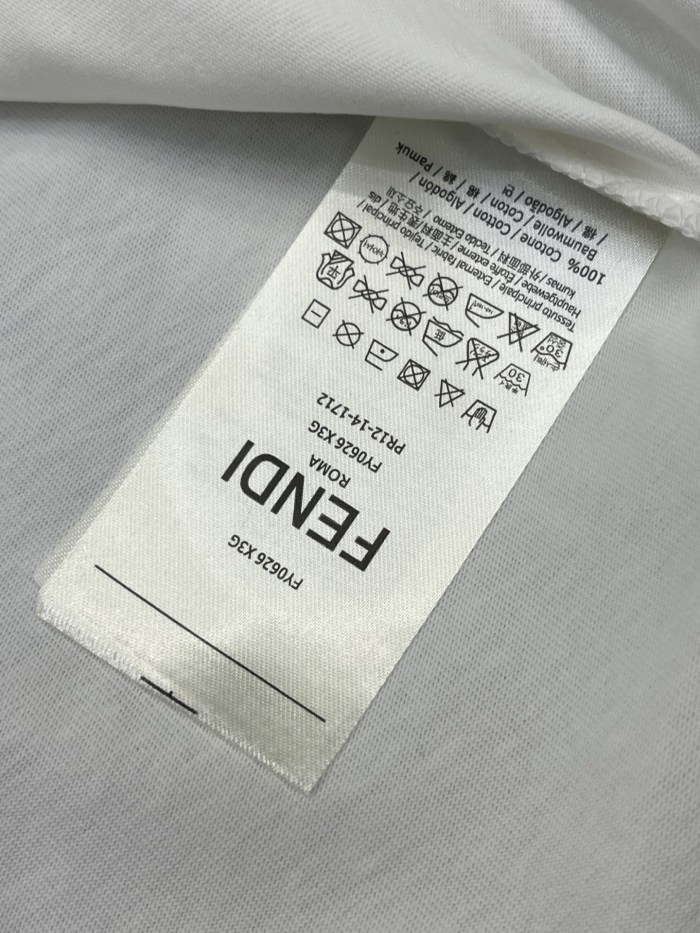 大人気 フェンディ コピーおすすめ のアルファベットロゴラウンドネック半袖Tシャツ2色
