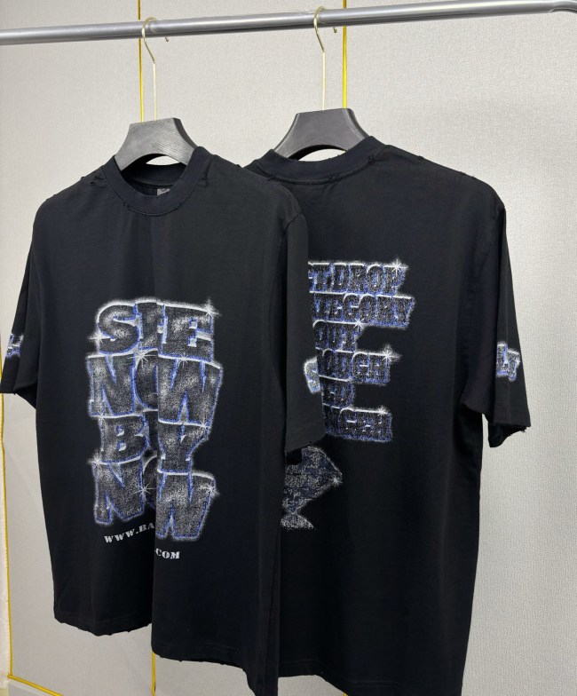 大人気 バレンシアガ コピー の アルファベットストレートスプレープリント水洗いして旧丸首Tシャツ