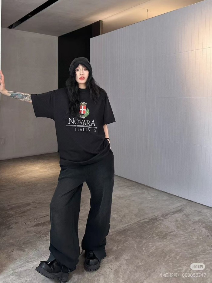 入手困難 バレンシアガ n級品 の2025 SSクラウン麦穂多元化引き裂きプリント半袖Tシャツ