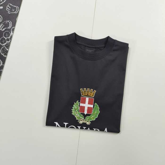 入手困難 バレンシアガ n級品 の2025 SSクラウン麦穂多元化引き裂きプリント半袖Tシャツ