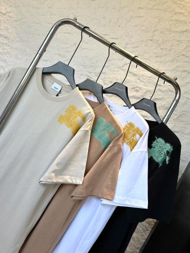 大人気 バーバリー スーパーコピー の 夏のラウンドネック半袖Tシャツ4色