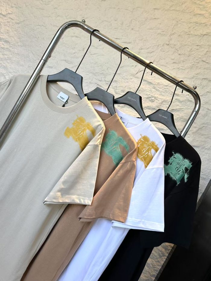 大人気 バーバリー スーパーコピー の 夏のラウンドネック半袖Tシャツ4色