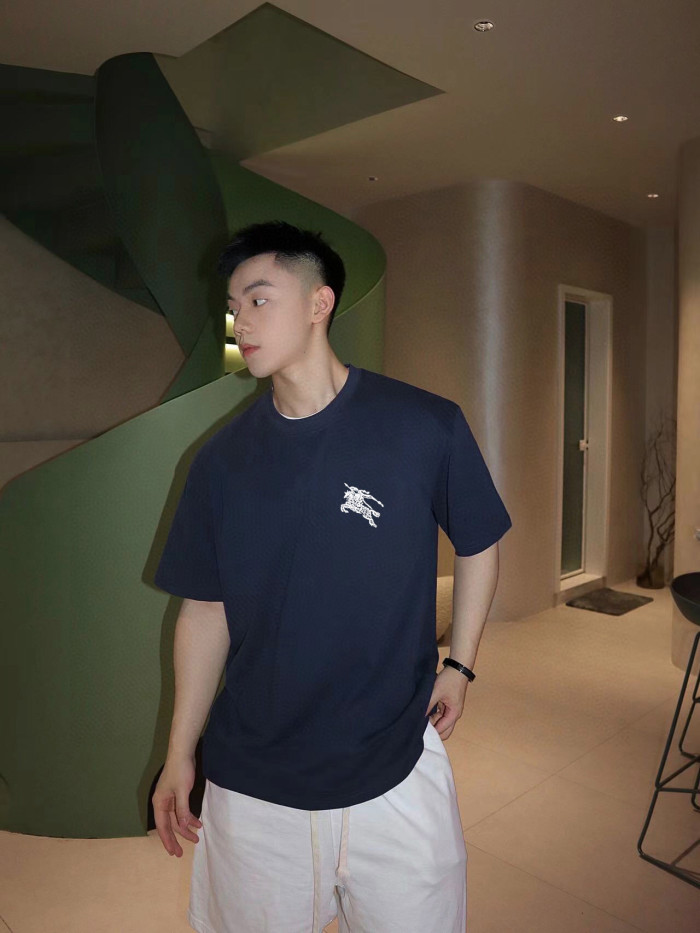 高品質 バーバリー 偽物通販 の胸に軍馬刺繍ラウンドネック半袖Tシャツ