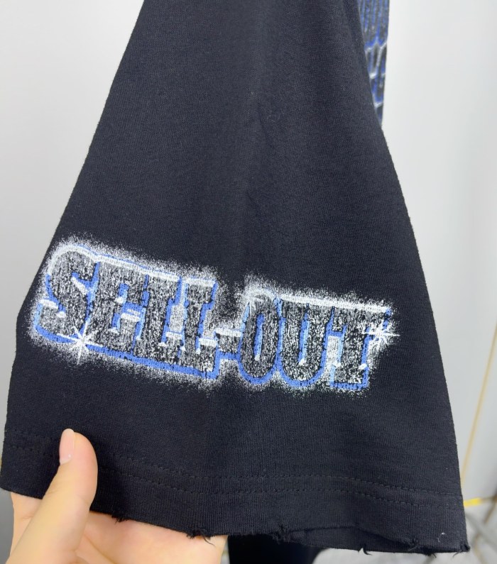 大人気 バレンシアガ コピー の アルファベットストレートスプレープリント水洗いして旧丸首Tシャツ