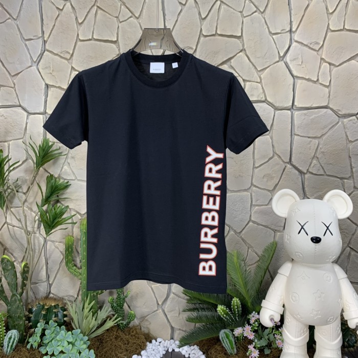 入手困難 バーバリー 激安偽物 のアルファベットロゴプリントゆったり半袖袖Tシャツ