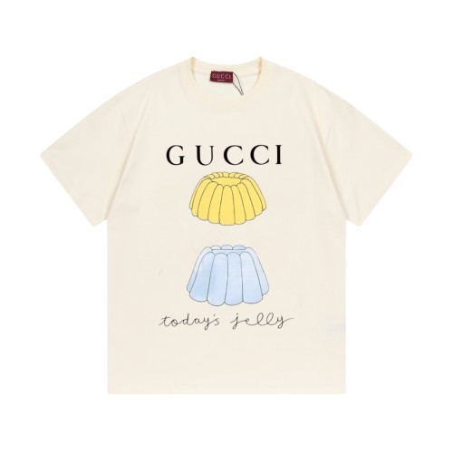【話題商品！】グッチ n級品 のデジタル直噴イラストアルファベットロゴ半袖Tシャツ