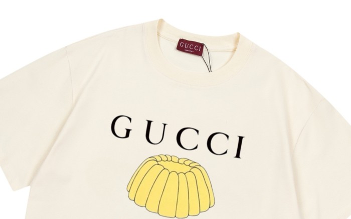 【話題商品！】グッチ n級品 のデジタル直噴イラストアルファベットロゴ半袖Tシャツ
