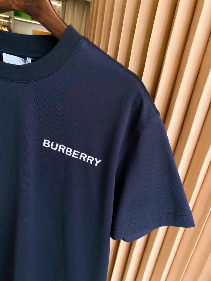 入手困難 バーバリー 偽物通販 の背中TB刺繍コットン半袖Tシャツ