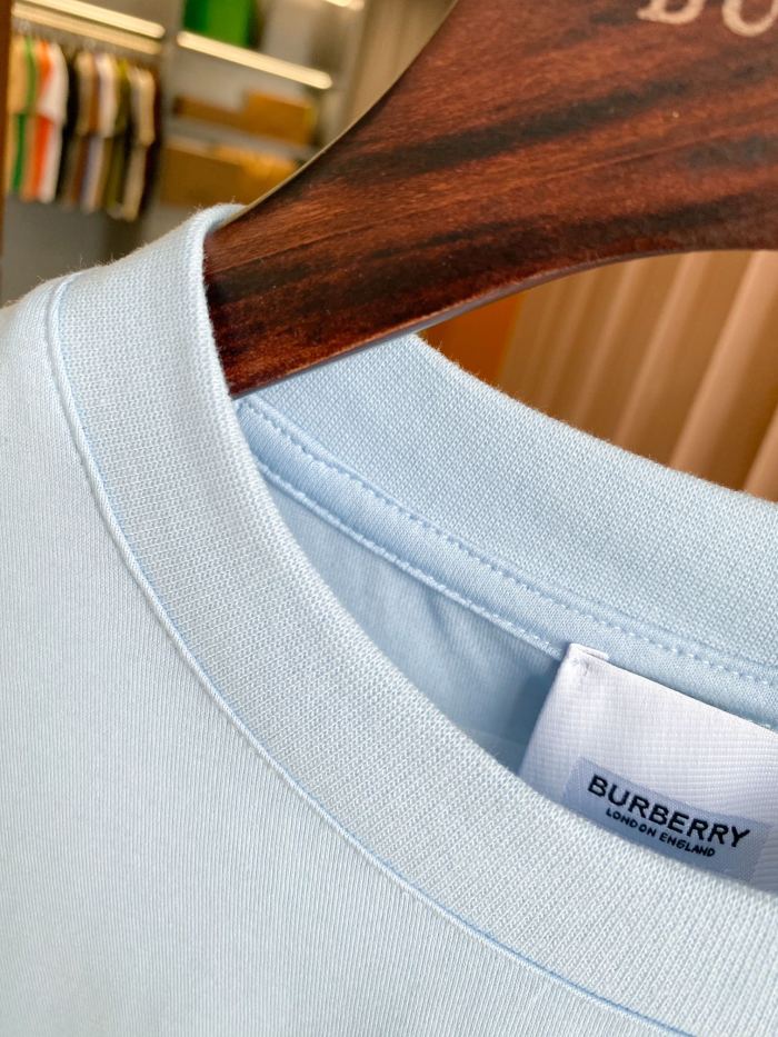 累積売上総額第１位！バーバリー 激安偽物 の背中TB刺繍コットン半袖Tシャツ