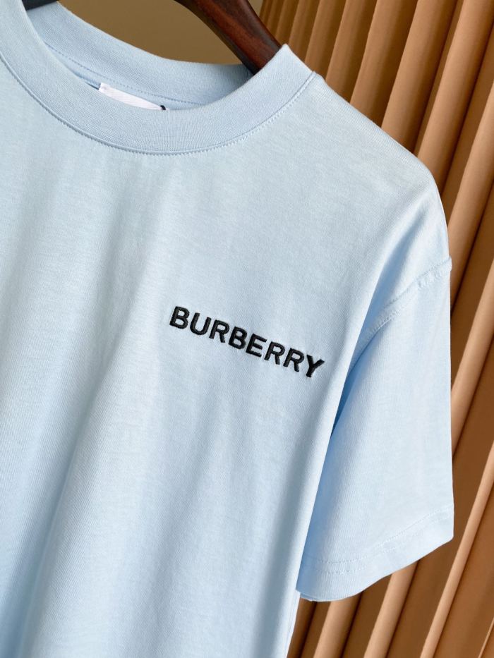 累積売上総額第１位！バーバリー 激安偽物 の背中TB刺繍コットン半袖Tシャツ