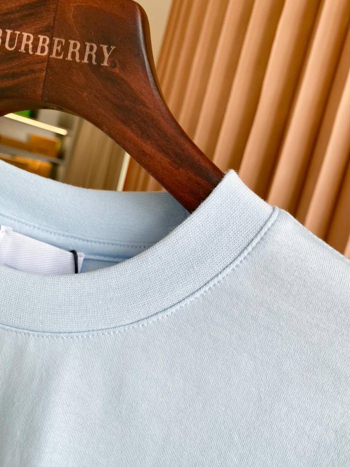 累積売上総額第１位！バーバリー 激安偽物 の背中TB刺繍コットン半袖Tシャツ
