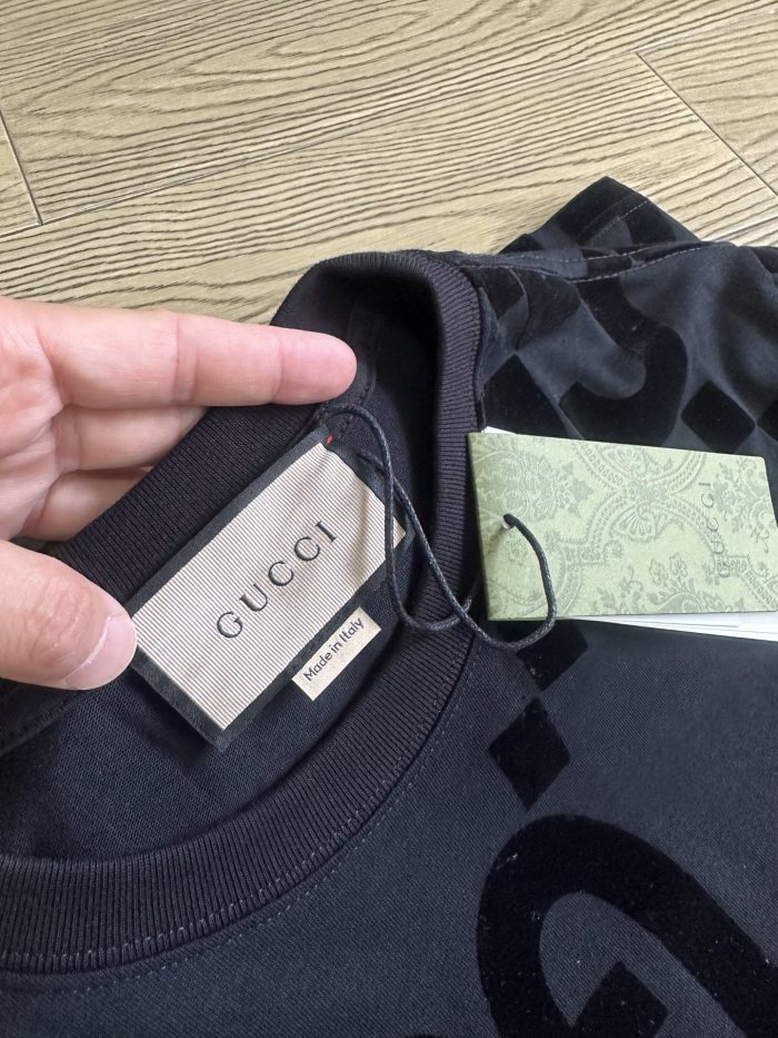 【話題商品！】グッチ 激安偽物 のダブルGプリントアルファベット植毛半袖Tシャツ