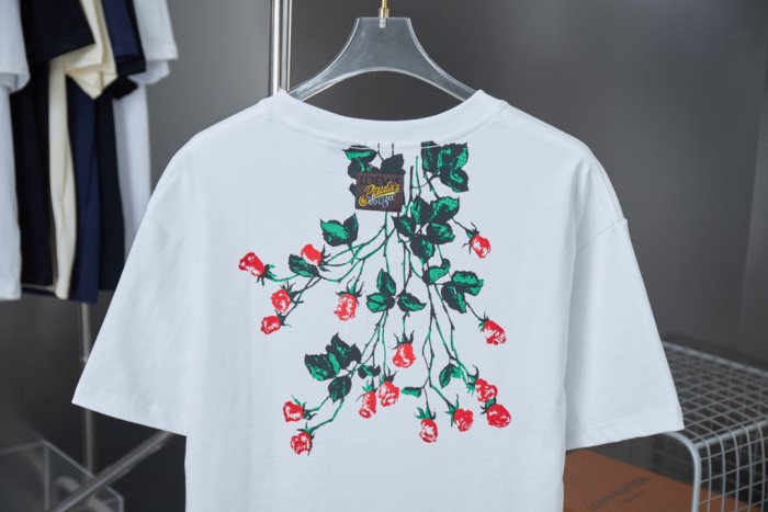 【話題商品！】ロエベ 偽物通販 の赤バラプリント半袖