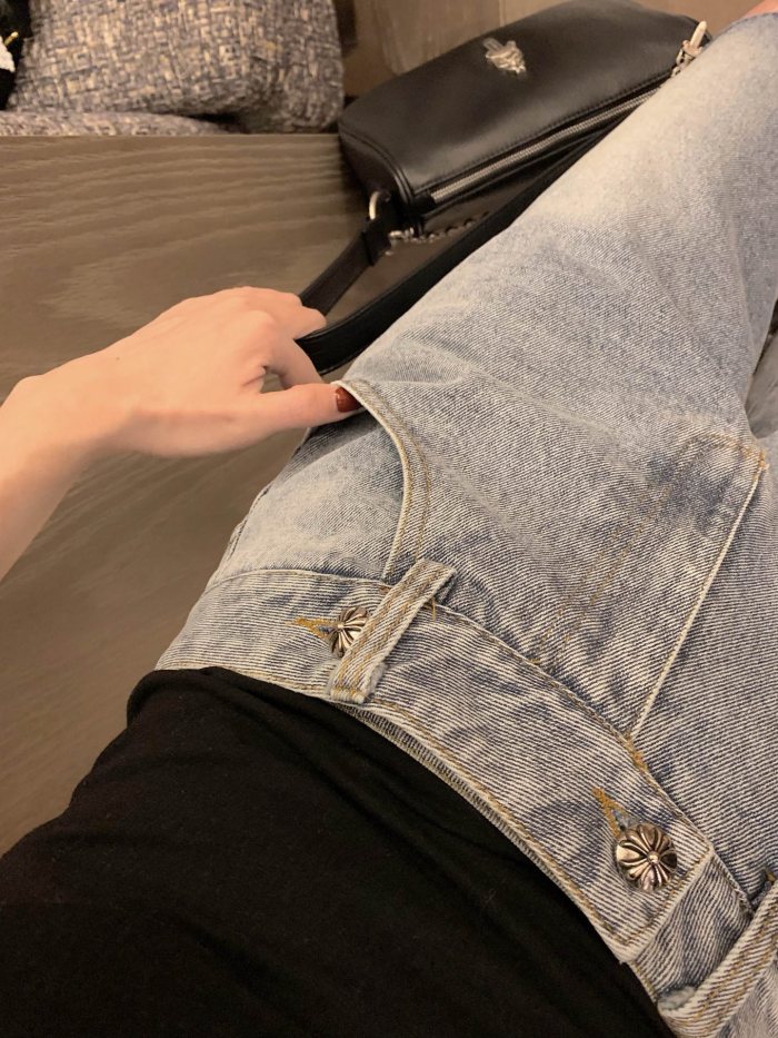大人気 クロムハーツ コピーおすすめ のクロスステッチ糸バリデニムパンツ