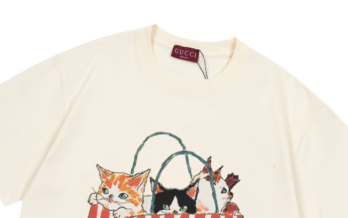 新作 グッチ 偽物通販 のデジタル直噴ギフトバッグ猫ロゴ男女同型半袖Tシャツ