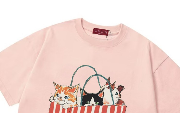 超奇跡の入荷☆ グッチ 激安通販 のデジタル直噴ギフトバッグ猫ロゴ男女同型半袖Tシャツ