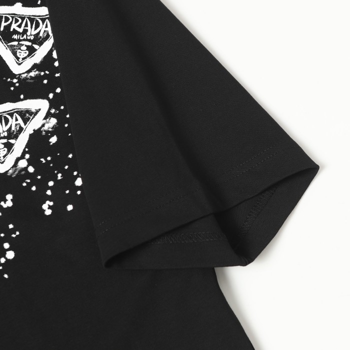一目惚れ♪ プラダ 偽物通販 の落書きアルファベットロゴプリント半袖Tシャツ