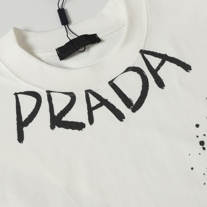 入手困難 プラダ 激安通販 の落書きアルファベットロゴプリント半袖Tシャツ