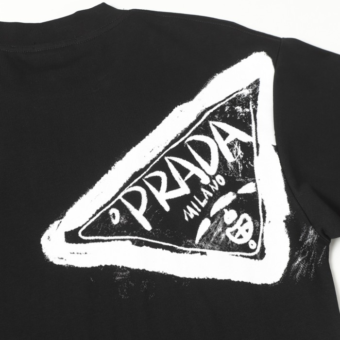 一目惚れ♪ プラダ 偽物通販 の落書きアルファベットロゴプリント半袖Tシャツ