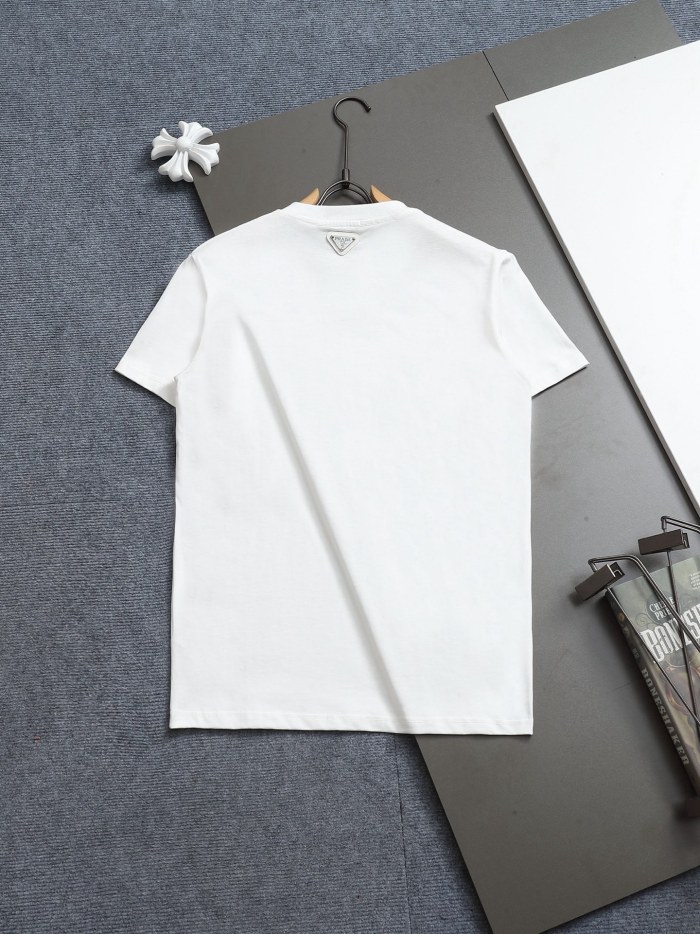 【話題商品！】プラダ コピーおすすめ の丸首半袖Tシャツ