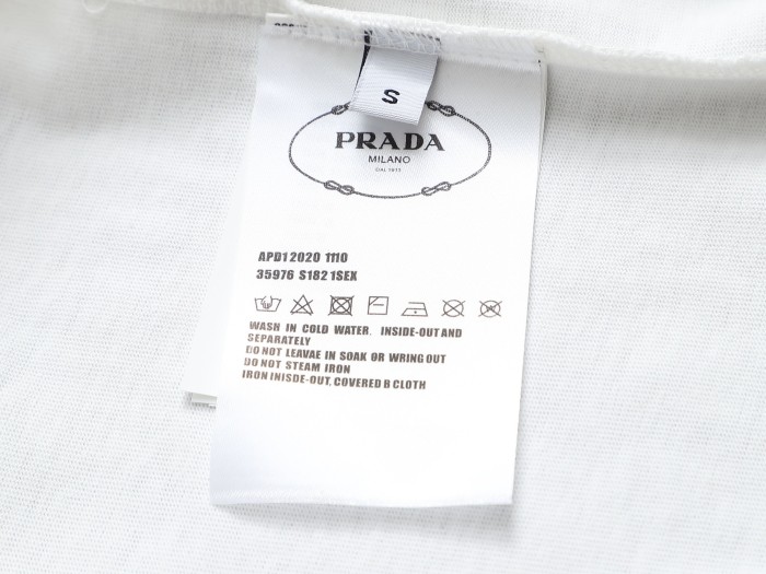 【話題商品！】プラダ コピーおすすめ の丸首半袖Tシャツ