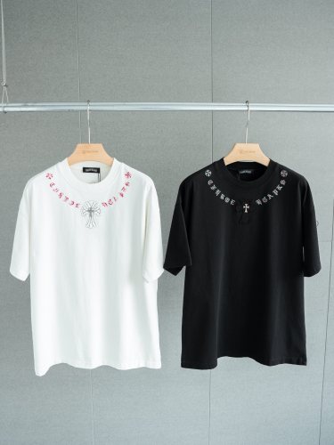 超話題! クロムハーツ コピーおすすめ の襟元サンスクリット十字架刺繍ラウンドネック半袖Tシャツ2色