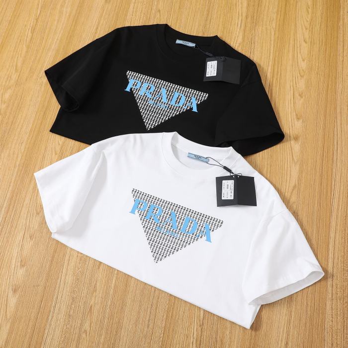 【話題商品！】プラダ 激安通販 の丸首半袖ゆったりTシャツ2色