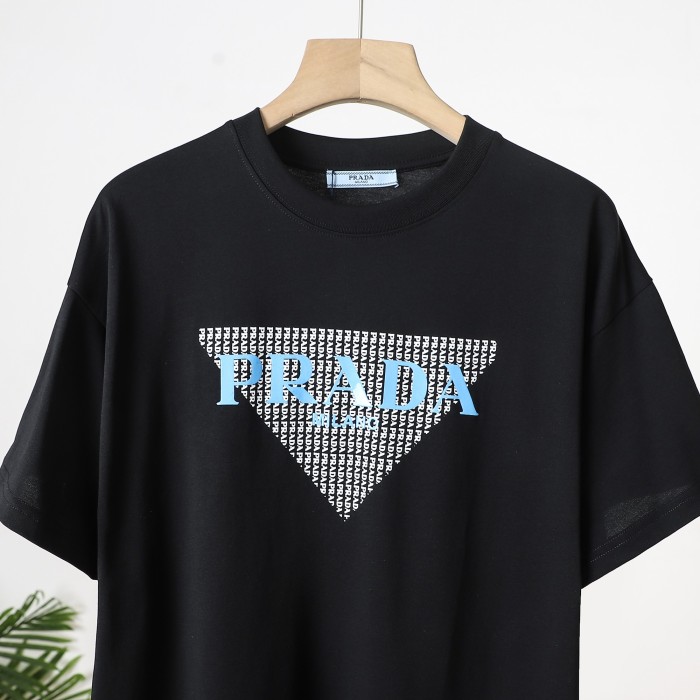 【話題商品！】プラダ 激安通販 の丸首半袖ゆったりTシャツ2色
