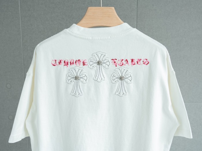 超話題! クロムハーツ コピーおすすめ の襟元サンスクリット十字架刺繍ラウンドネック半袖Tシャツ2色