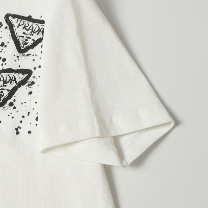 入手困難 プラダ 激安通販 の落書きアルファベットロゴプリント半袖Tシャツ