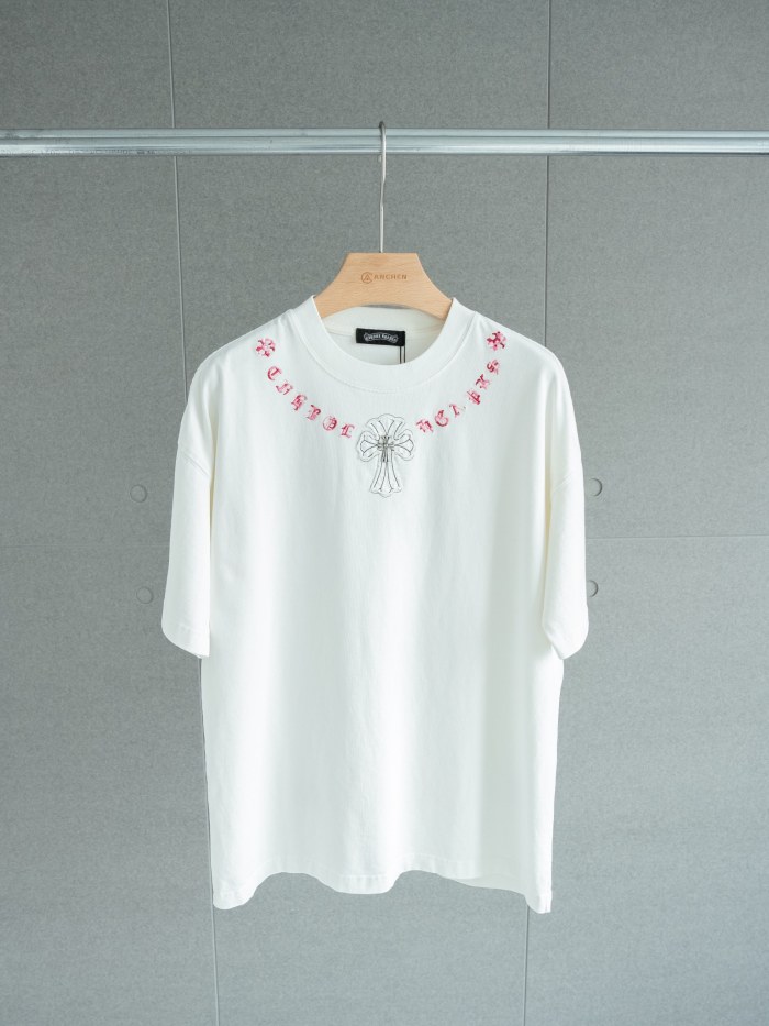 超話題! クロムハーツ コピーおすすめ の襟元サンスクリット十字架刺繍ラウンドネック半袖Tシャツ2色