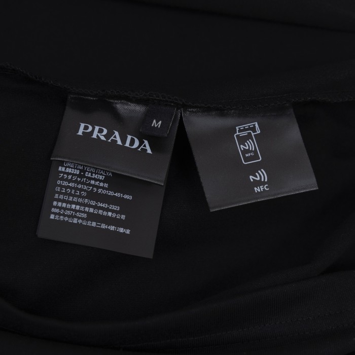 超奇跡の入荷☆ プラダ コピーのゴールドエナメル三角ロゴコットン半袖Tシャツ