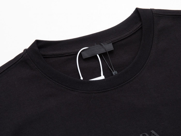 使い勝手良し プラダ n級品 のアルファベット立体シリコンプリント男女同型半袖Tシャツ